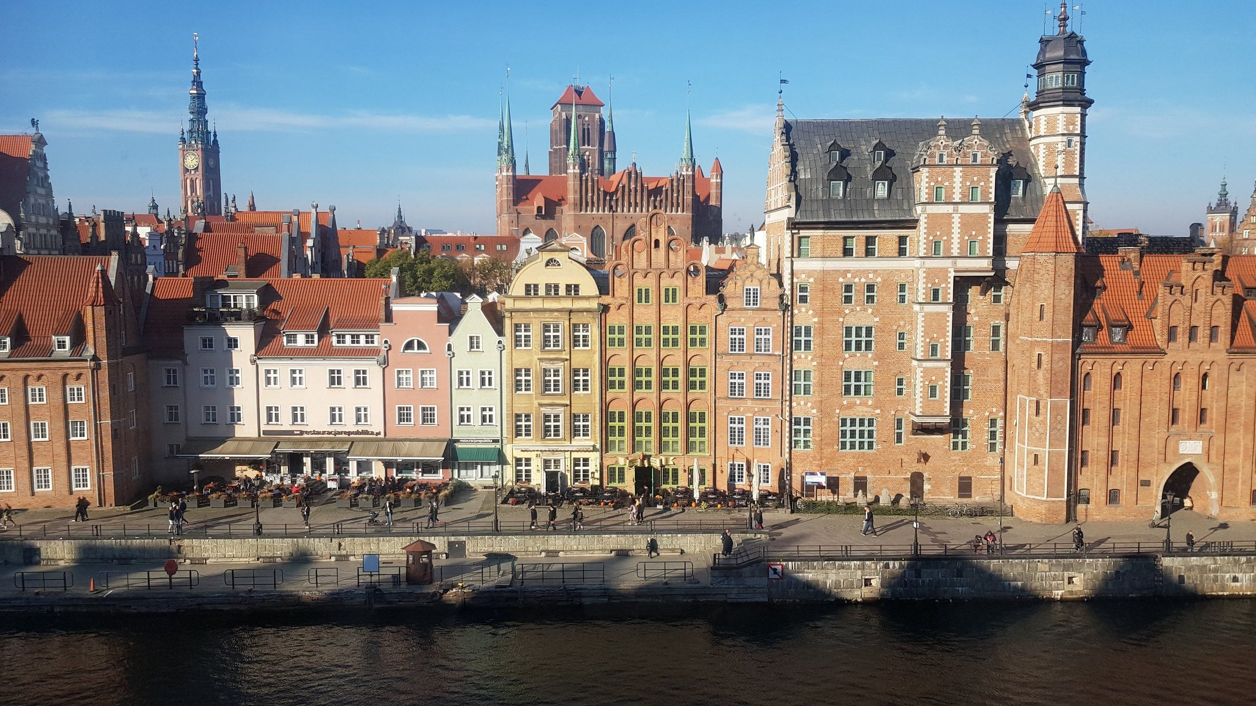 Das Motława-Ufer in Danzig mit der Marienkirche und dem Rathausturm im Hintergrund